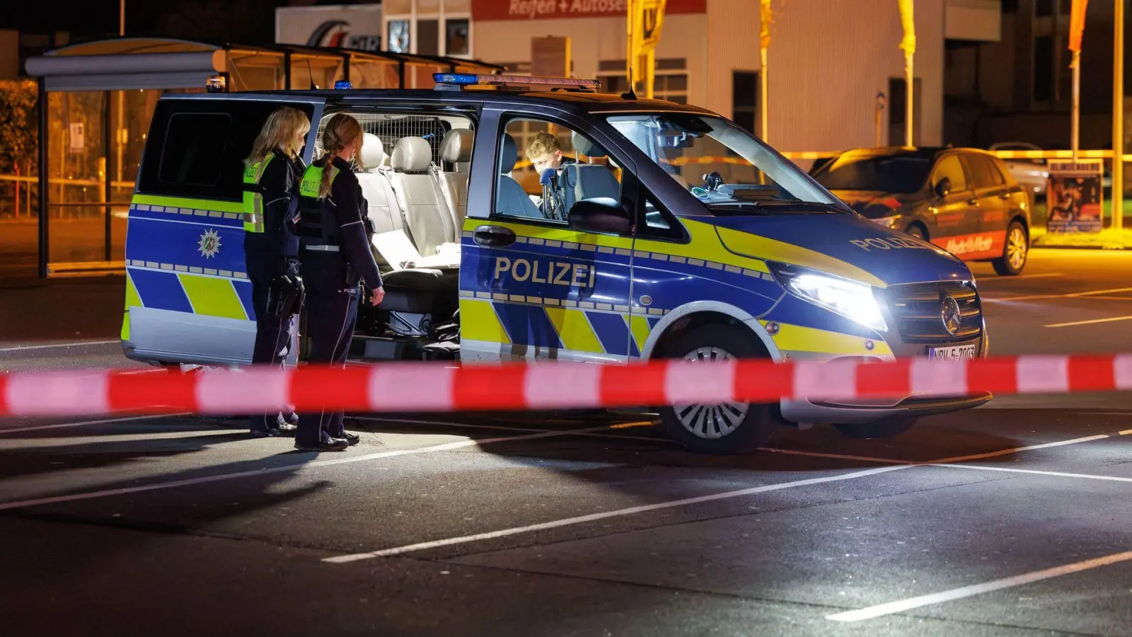 An einem Parkplatz in Bielefeld fallen Schüsse, drei Menschen kommen mit Schussverletzungen ins Krankenhaus.  (Foto: Friso Gentsch/dpa)