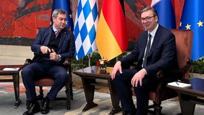 Markus Söder (CSU, l), Ministerpräsident von Bayern,  und Serbiens Präsident Aleksandar Vucic sitzen im Palast Serbien in Belgrad. (Foto: Michael Donhauser/dpa)