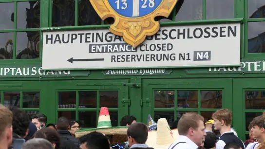 Über dem Eingang des Augustiner-Festzelt hängt ein Schild mit der Aufschrift &quot;Haupteingang geschlossen&quot;. (Foto: Felix Hörhager/dpa)
