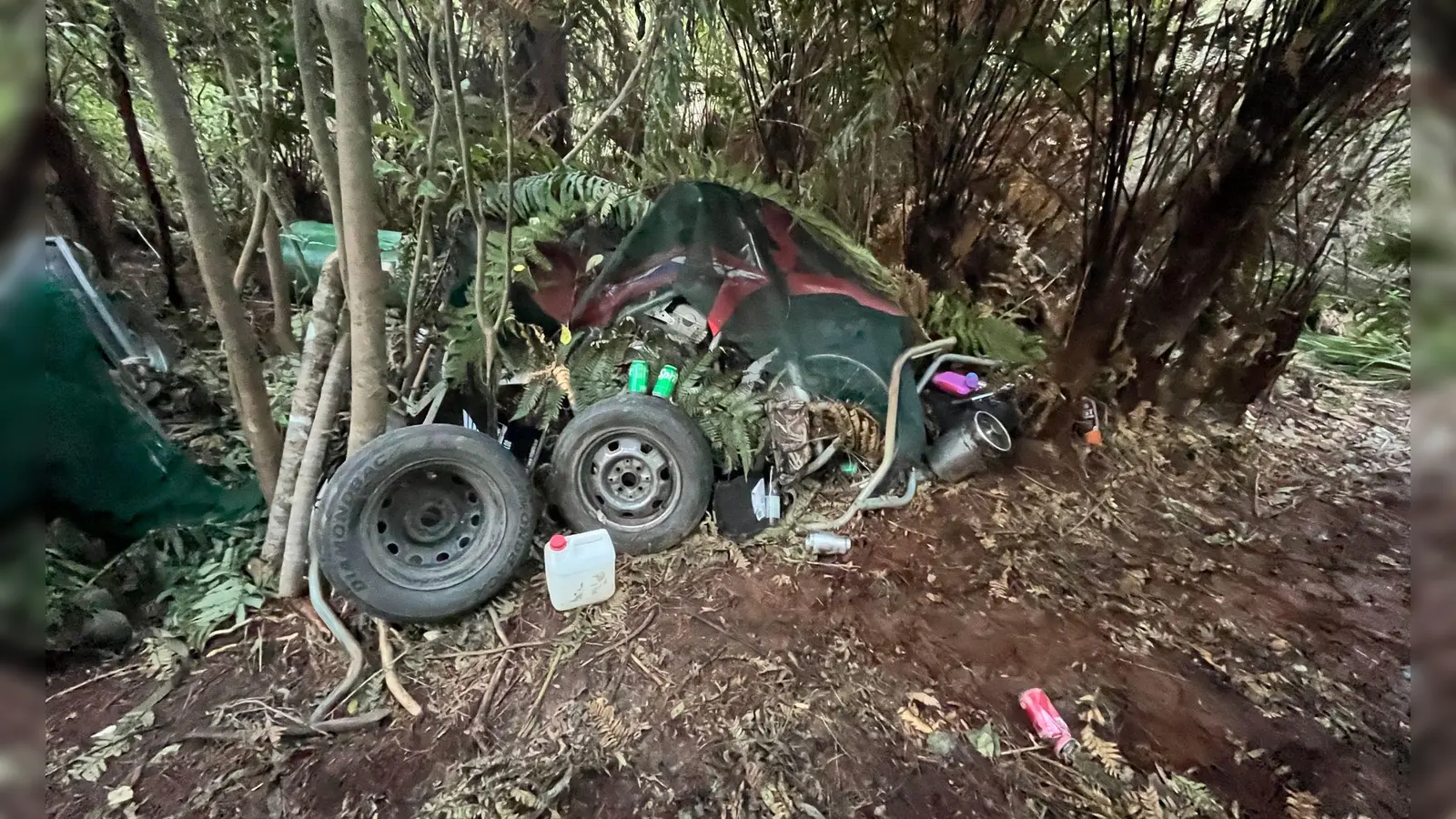 In dem Camp waren Autoreifen und ein Wasserkanister zu sehen. (Foto: NZ Police/dpa)