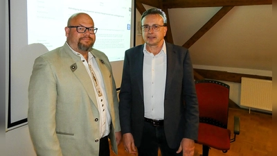Erster Bürgermeister Andreas Schott (rechts) und sein Stellvertreter Matthias Wildermann bei der konstituierenden Sitzung in Diebach. (Foto: Karl-Heinz Gisbertz)