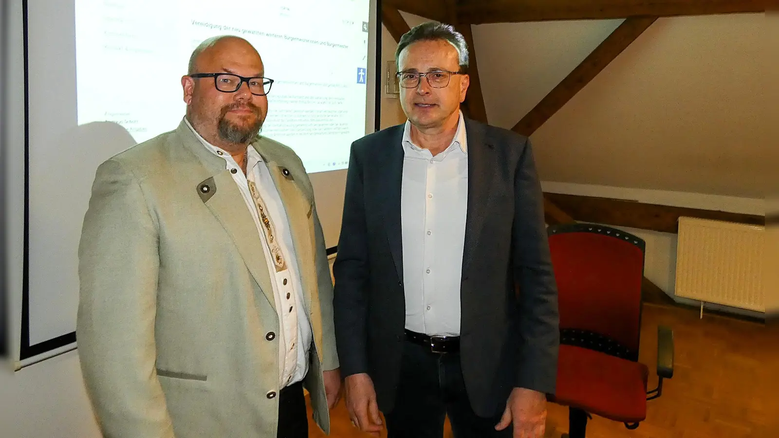 Erster Bürgermeister Andreas Schott (rechts) und sein Stellvertreter Matthias Wildermann bei der konstituierenden Sitzung in Diebach. (Foto: Karl-Heinz Gisbertz)