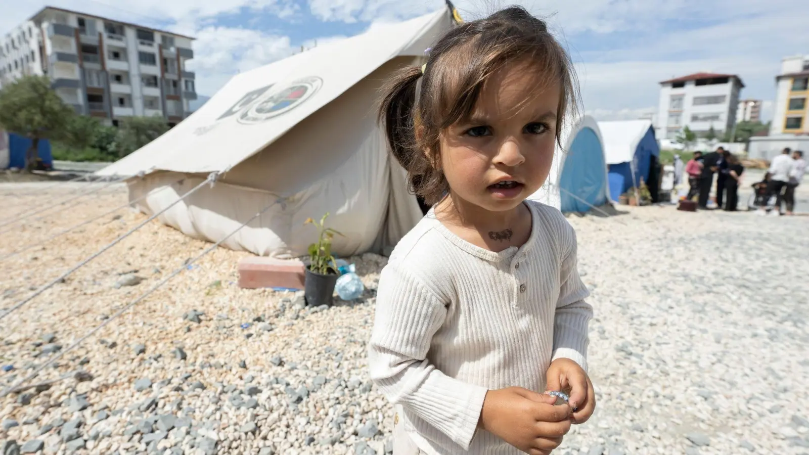 Die dreijährige Samar ist nach dem Beben vorerst in einem Zelt untergebracht. (Foto: Boris Roessler/dpa)