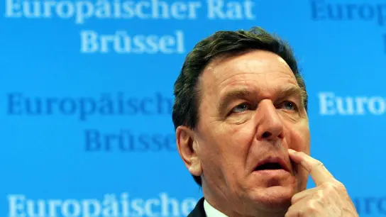 Der frühere Bundeskanzler Gerhard Schröder steht seit Monaten wegen seinen Verbindungen zu russischen Energiefirmen und seiner Nähe zu Russlands Präsident Putin in der Kritik. (Foto: Olivier Hoslet/epa/dpa)