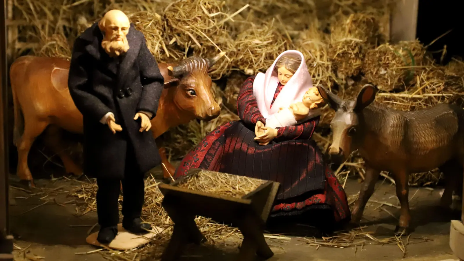 Die Handwerkerkrippe verblüfft mit ihren Details, zum Beispiel mit Maria, Josef, dem Kind und natürlich Ochs und Esel. Unser Bild zeigt die Szenerie am früheren Standort, dem Markgrafenmuseum. (Archivbild: Oliver Herbst)