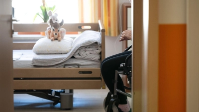 Wer in einem Pflegeheim in Bayern lebt, muss im laufenden Jahr deutlich mehr Geld zahlen als in früheren Jahren. (Illustration) (Foto: Sebastian Kahnert/dpa/dpa-tmn)