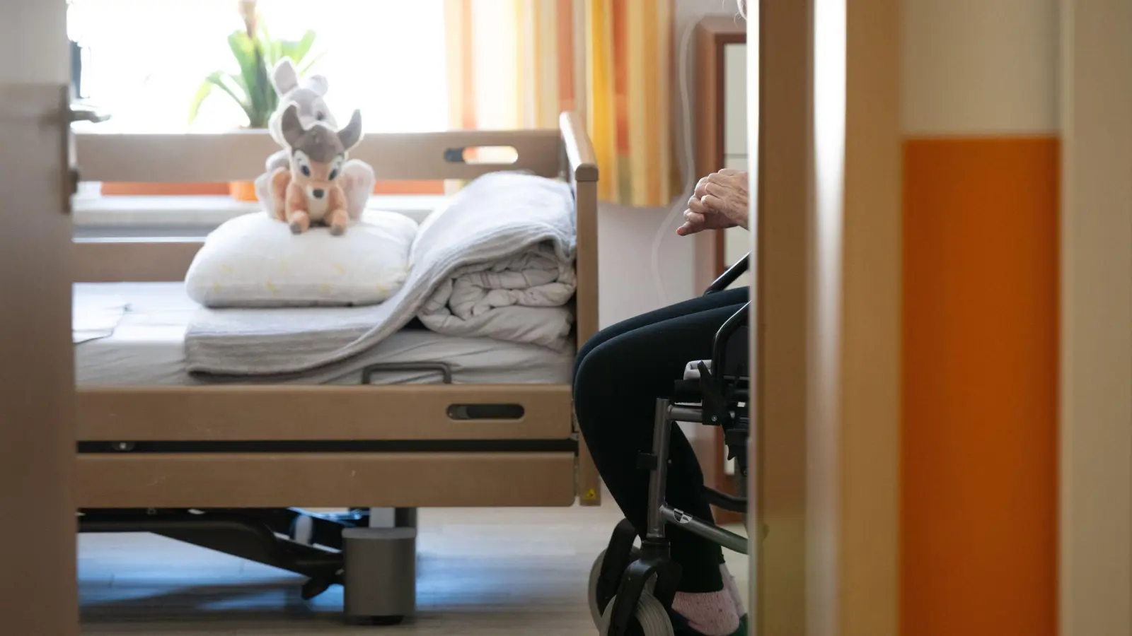 Wer in einem Pflegeheim in Bayern lebt, muss im laufenden Jahr deutlich mehr Geld zahlen als in früheren Jahren. (Illustration) (Foto: Sebastian Kahnert/dpa/dpa-tmn)