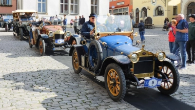 Beim Passieren des Marktplatzes wurden die Autos vorgestellt, hier als vorderstes in der Reihe ein Delage TR 12, Baujahr 1912. (Foto: Karl-Heinz Gisbertz)