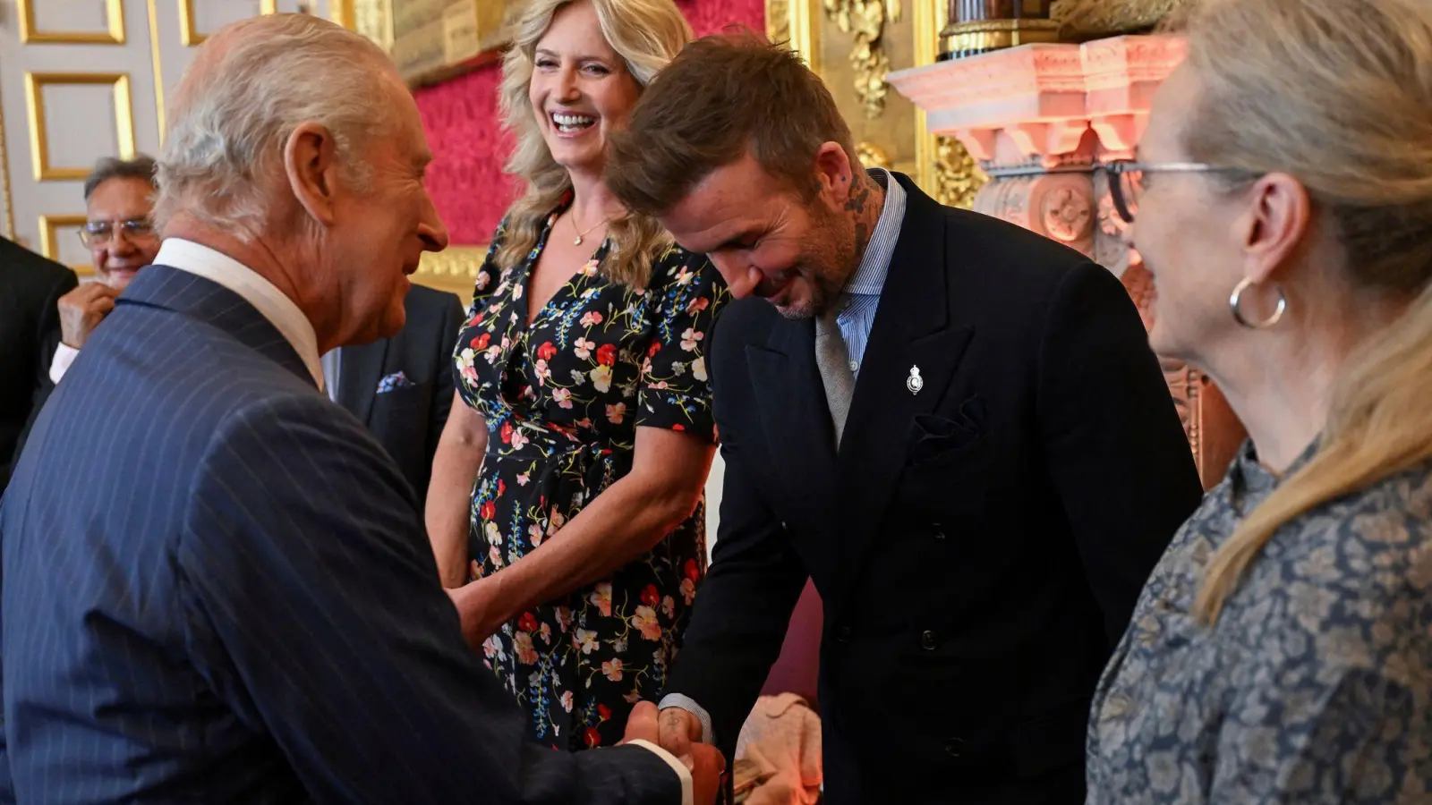 Der britische König Charles III (l) und David Beckham kennen sich seit Jahren persönlich. (Foto: Chris J. Ratcliffe/Pool Reuters/AP/dpa)
