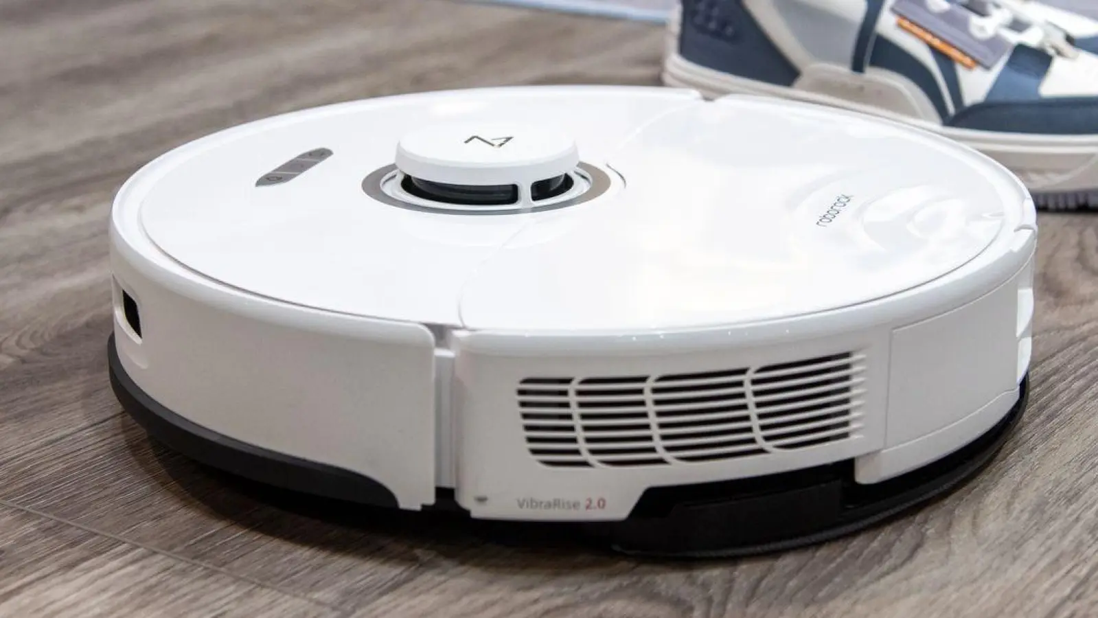 Ein Saugroboter machte sich in Dinkelsbühl auf die Reise. (Foto: Zacharie Scheurer/dpa-tmn)