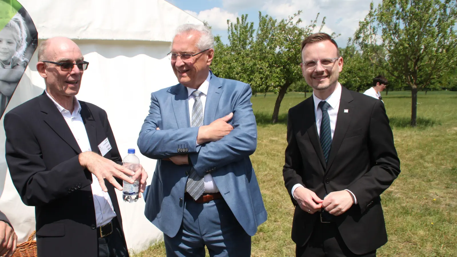 Fördervereinsvorsitzender Ulrich Herz, Innenminister Joachim Herrmann und Bezirkstagspräsident Peter Daniel Forster (von links) beim Small-Talk am Rande der Jubiläumsfeier. (Foto: Hans-Bernd Glanz)