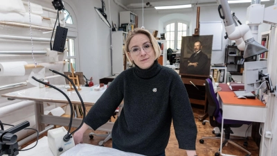 Umgeben von Kunst: Gemälderestauratorin Bianca Floss leitet den Fachbereich Restaurierung am Museum für Hamburgische Geschichte. (Foto: Markus Scholz/dpa-tmn)