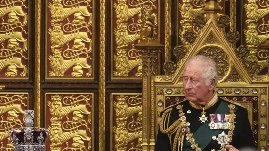 Noch liegt die Krone neben ihm: Thronfolger Charles bei der formales Eröffnung des britischen Parlaments. (Foto: Dan Kitwood/PA Wire/dpa)