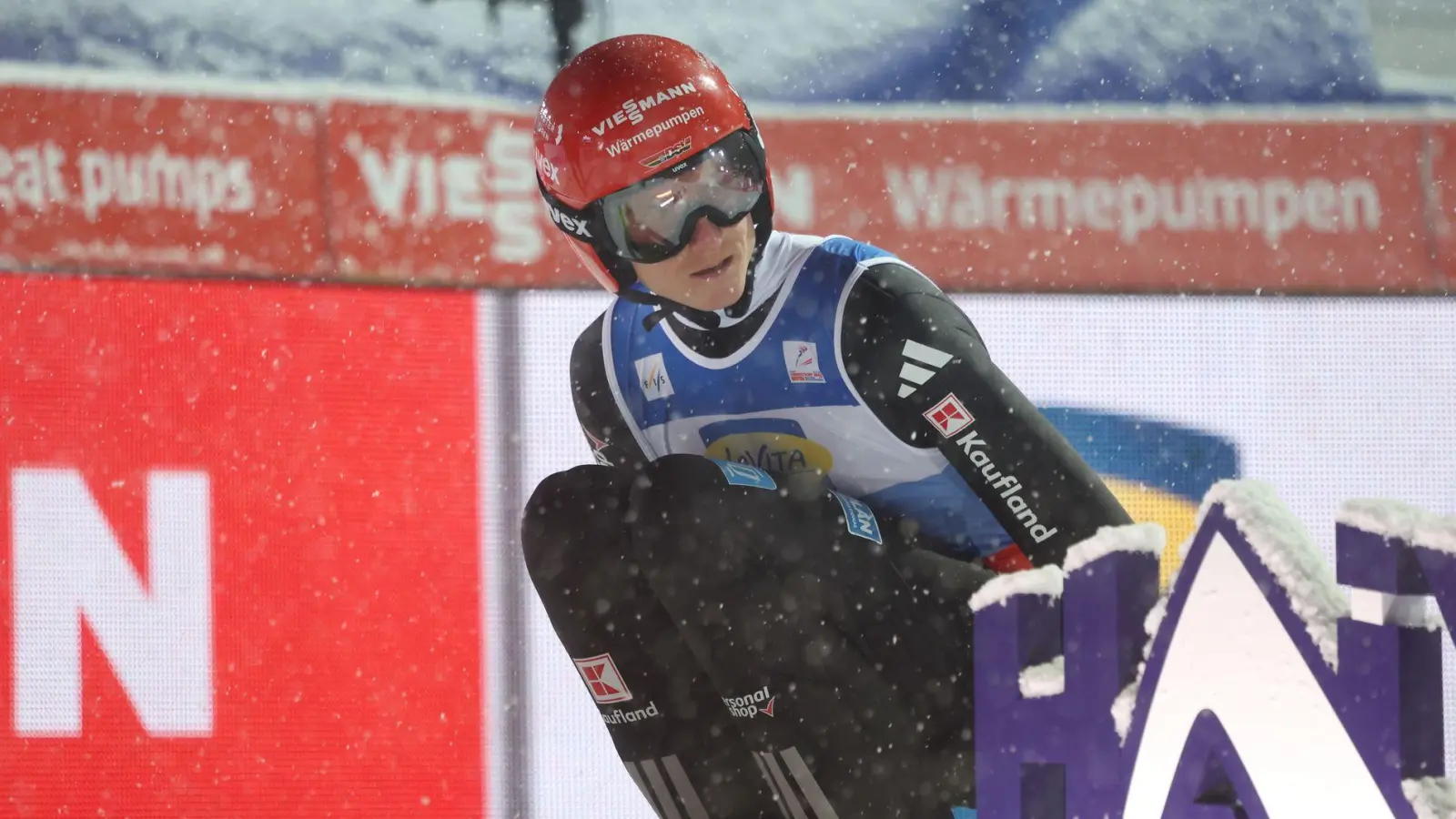 Karl Geiger schaffte es mit dem Team nicht auf das Podest. (Foto: Karl-Josef Hildenbrand/dpa)