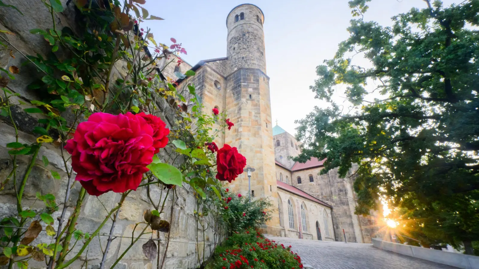 Die St. Michaeliskirche gehört zum Unesco-Weltkulturerbe in Hildesheim. (Archivbild) (Foto: Julian Stratenschulte/dpa)