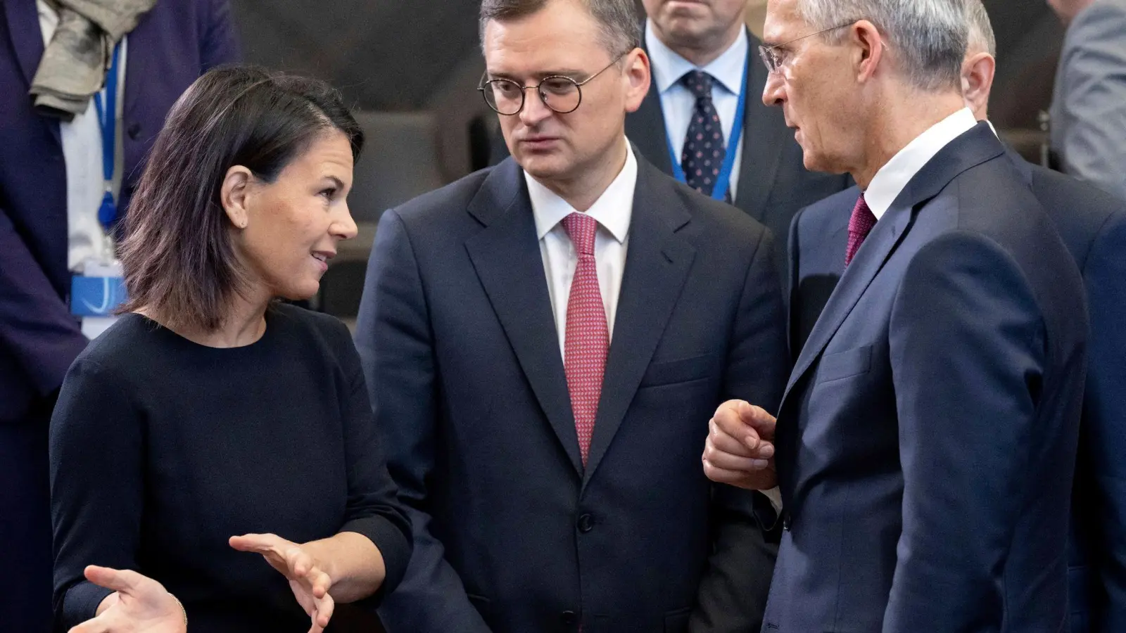 Bundesaußenministerin Annalena Baerbock im Gespräch mit ihrem ukrainischen Amtskollegen Dmytro Kuleba (M) und Nato-Generalsekretär Jens Stoltenberg. (Foto: Saul Loeb/AFP Pool via AP/dpa)
