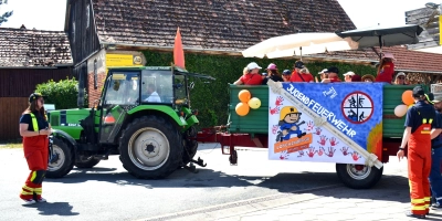 Der Kerwaumzug zählt zu den Höhepunkten der Kerwa in Neuhof an der Zenn.  (Foto: Gudrun Schwarz-Köhler)