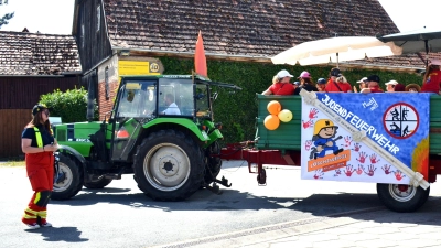 Der Kerwaumzug zählt zu den Höhepunkten der Kerwa in Neuhof an der Zenn.  (Foto: Gudrun Schwarz-Köhler)