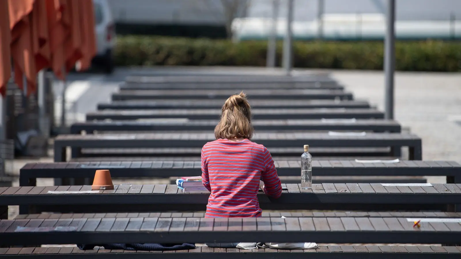 Ausbildung oder Studium? Zweifel sind nach der Entscheidung normal, wichtig ist, den eigenen Weg bewusst zu wählen. (Foto: Sebastian Gollnow/dpa/dpa-tmn)