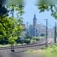 Die alte Bahnstrecke Rosenheim - Kufstein bei Flintsbach am Inn. Die DB will die 1858 eröffnete historische Strecke neu bauen. Die geschätzten Kosten liegen bei knapp neun Milliarden Euro, hinzu kommt ein immenser Risikopuffer. (Archivbild) (Foto: Matthias Balk/dpa)