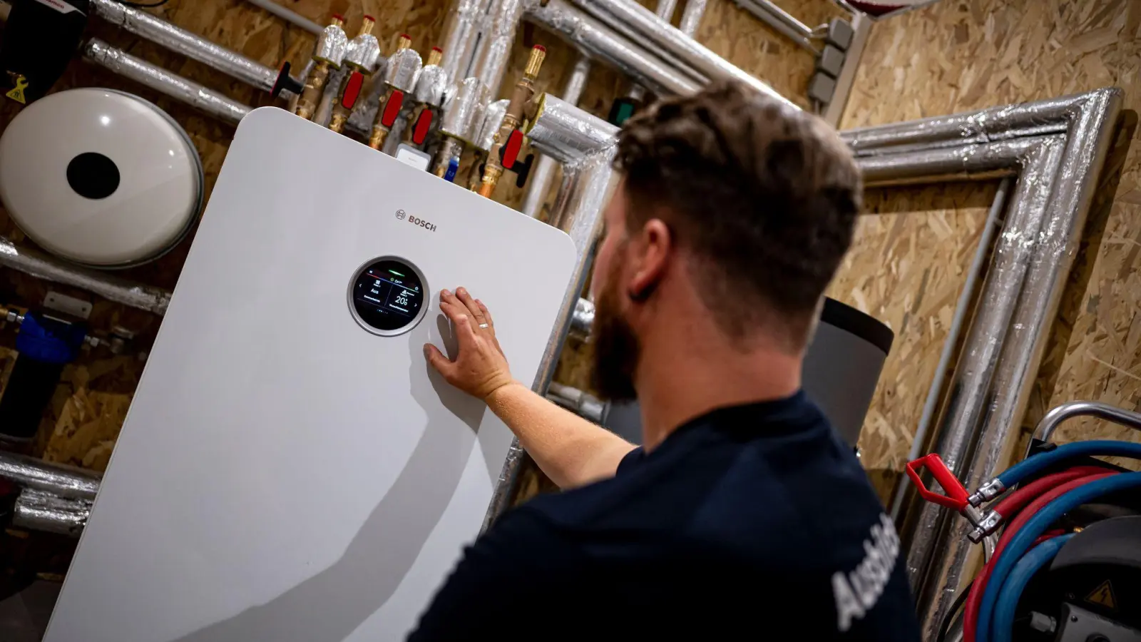 Häufig werden sich Eigentümer für eine Wärmepumpe entscheiden, glaubt Wirtschaftsministerin Reiche. (Illustration) (Foto: Fabian Sommer/dpa/dpa-tmn)