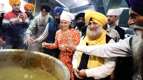 Außenministerin Annalena Baerbock beim Besuch einer Suppenküche in Chadni Chowk, der Altstadt von Neu Delhi. (Foto: Carsten Koall/dpa)