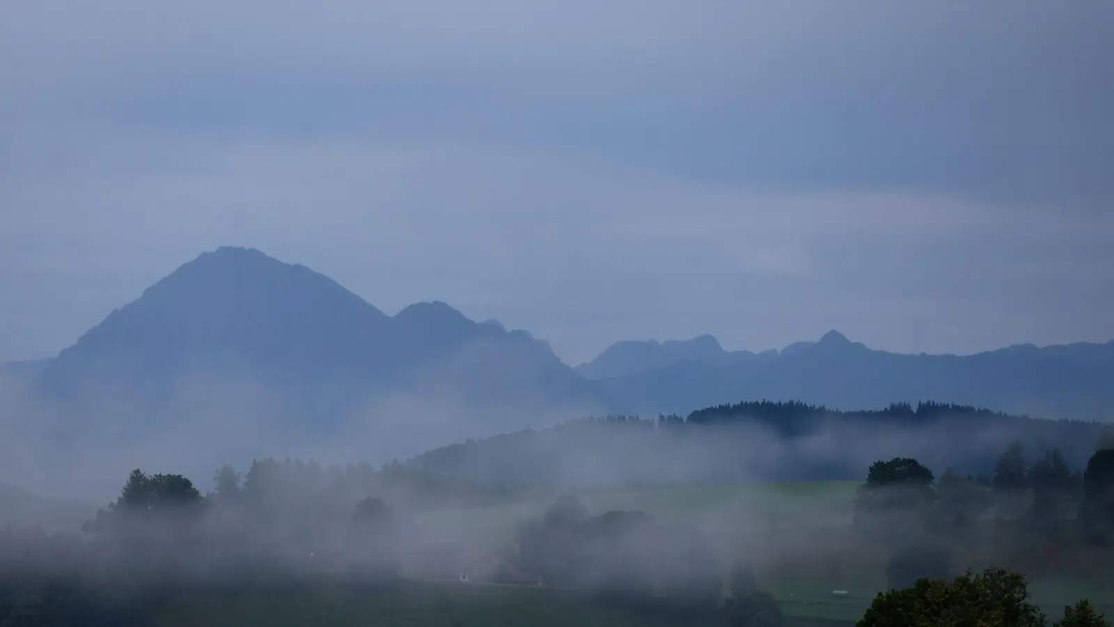 Das erste Ferienwochenende verlief in Bayern regnerisch und trüb.  (Foto: Karl-Josef Hildenbrand/dpa)