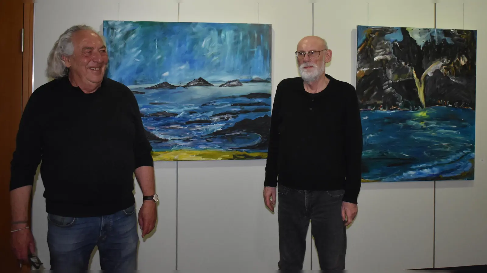 Heiner Kramer (links) und Rainer Funk, der schon ein Dutzend Mal im Rahmen der Galerie in der Sparkasse seine Arbeiten präsentierte, stellen derzeit dort gemeinsam aus. (Foto: Ute Niephaus)