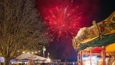 Das Brillant-Feuerwerk, das pünktlich am Samstag um 22 Uhr mit einem lauten Knall beginnt, begeistert Klein und Groß. (Foto: Mirko Fryska)