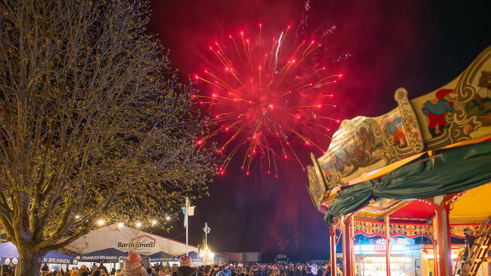 Das Brillant-Feuerwerk, das pünktlich am Samstag um 22 Uhr mit einem lauten Knall beginnt, begeistert Klein und Groß. (Foto: Mirko Fryska)