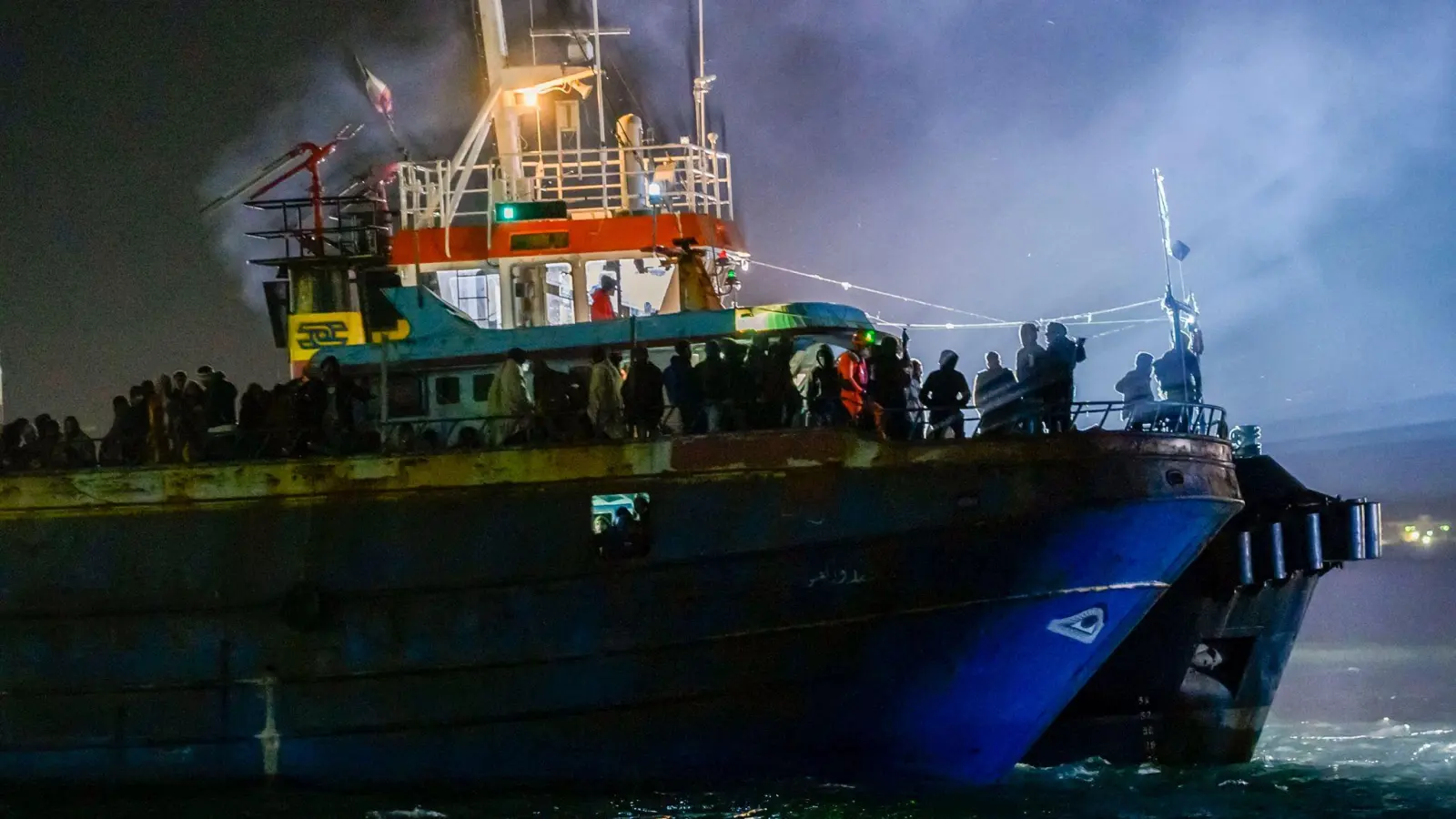 Ein Fischerboot mit etwa 500 Migranten läuft am frühen Morgen in den süditalienischen Hafen von Crotone ein. (Foto: Valeria Ferraro/AP)