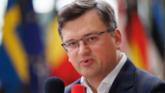 Kritisiert die Zweideutigkeit „einiger EU-Hauptstädte“ bei den EU-Perspektiven Kiews: Ukraines Außenminister Dmytro Kuleba. (Foto: Olivier Matthys/AP/dpa)