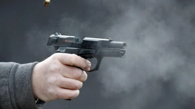 Ein Jugendlicher holte im Verlauf des Streites eine Schreckschusswaffe hervor. (Symbolbild)  (Foto: Carsten Rehder/dpa)
