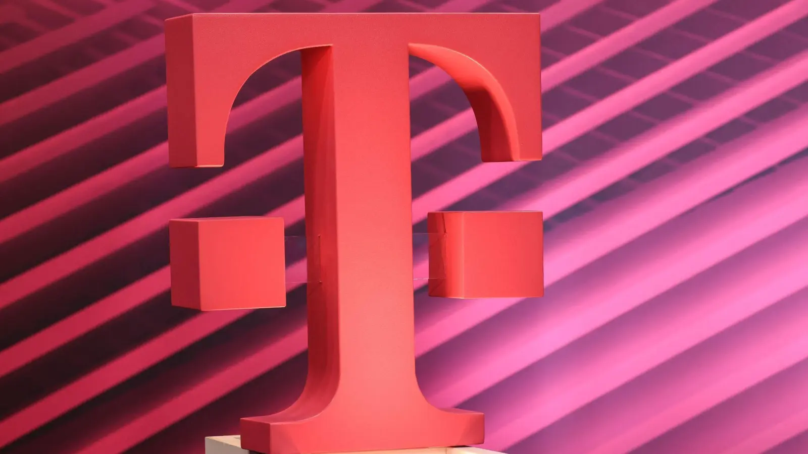 Das Logo der der Deutschen Telekom: Das Unternehmen hat Pläne für eine Umstrukturierung. (Foto: Oliver Berg/dpa)