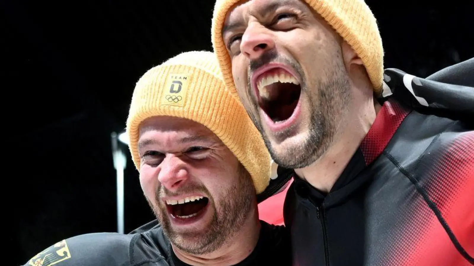 Johannes Lochner (Pilot, l) und Georg Fleischhauer (Deutschland) gewinnen im Zweierbob ihr erstes Olympia-Gold. (Foto: Robert Michael/dpa)