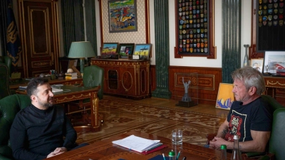 Der ukrainische Präsident Wolodymyr Selenskyj (l) sitzt in Kiew zusammen mit dem US-amerikanischen Schauspieler und Regisseur Sean Penn. (Foto: -/Pressebüro des ukrainischen Präsidenten(AP/dpa)