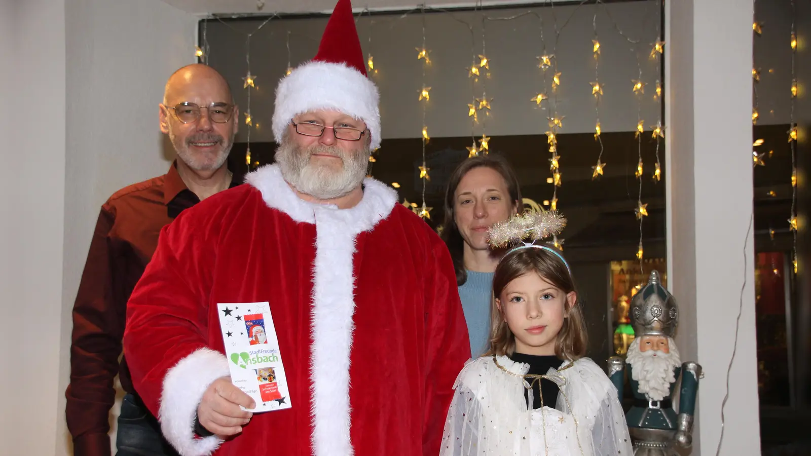 Jürgen Wolf und Marie Miksch (vorne) sind ab dem Nikolaustag immer wieder in der Altstadt unterwegs und verteilen Süßigkeiten. Eva Miksch hat die Kostüme für Weihnachtsmann und Christkind geschneidert. Hans-Jürgen Eff freut sich, dass die Stadtfreunde in der Vorweihnachtszeit ein positives Zeichen setzen können.  (Foto: Robert Maurer)