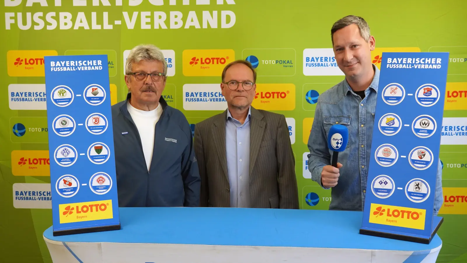 Die Paarungen stehen fest. Verbands-Spielleiter Josef Janker (links) bei der Auslosung. (Foto: Sebastian Dirschl)