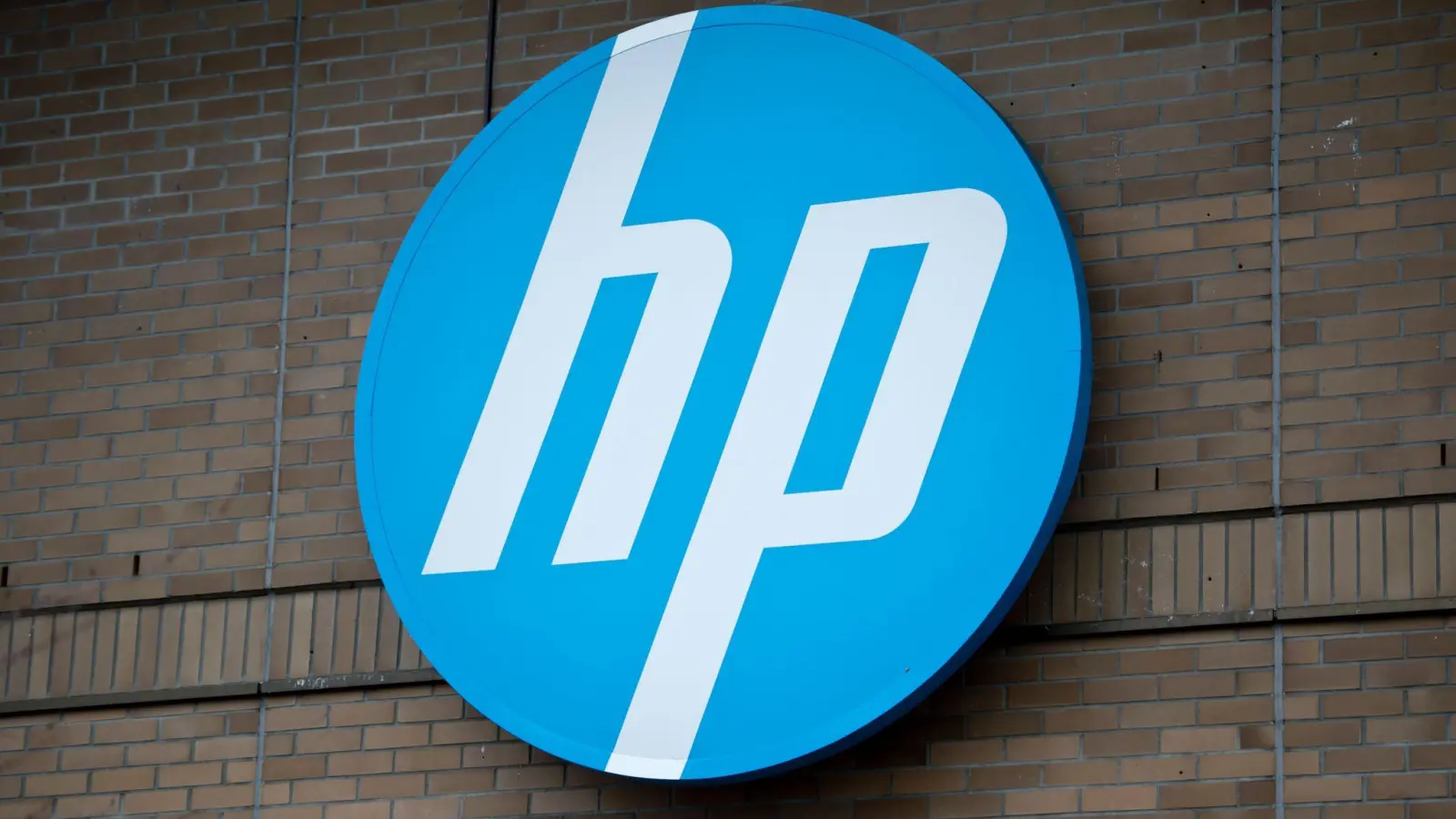 Das Logo der Computerfirma HP an der Geschäftsstelle in Böblingen. (Foto: Daniel Naupold/dpa)