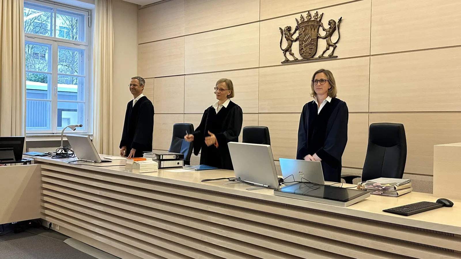 Der 8. Senat des Verwaltungsgerichtshofs mit der Vorsitzenden Judith Müller (Mitte) hat die Klage des Bund Naturschutz abgelehnt. (Foto: Gudrun Bayer)