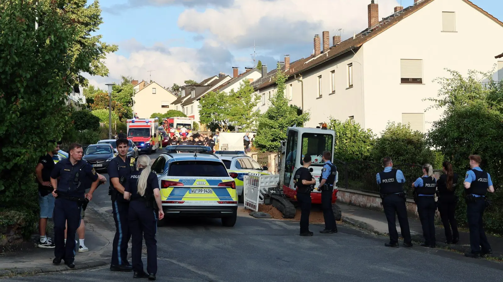 Zahlreiche Polizeikräfte kamen nach Alzenau, wo zwei Schwestern in einem Haus gewaltsam starben. (Archivbild)  (Foto: Ralf Hettler/dpa)