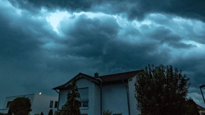 Die dunklen Wolken verkünden das Drama: Sind starke Regenfälle angekündigt, kann man sein Gebäude auch kurzfristig noch schützen. (Foto: Armin Weigel/dpa)