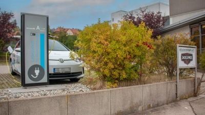 Die Ansbacher Bäder und Verkehrs GmbH (ABuV) hat gemeinsam mit Jack Link’s auf dem Betriebsparkplatz des Unternehmens eine neue E-Ladesäule aufgestellt.  (Foto: Stadtwerke Ansbach/David Wachter)