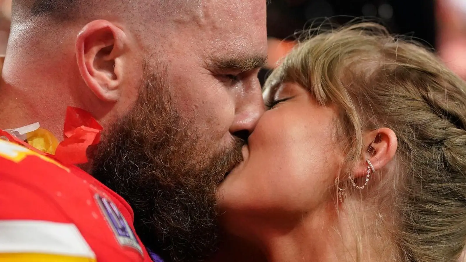 Taylor Swift küsst Kansas City Chiefs Tight End Travis Kelce. (Foto: Brynn Anderson/AP/dpa)