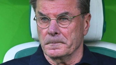 Dieter Hecking wartet mit dem VfL Wolfsburg weiter auf den ersten Sieg unter seiner Regie. (Foto: Swen Pförtner/dpa)