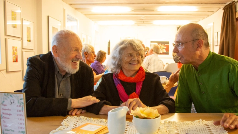 Drei Kunst- und Kulturfreunde unter sich (von links): Karl Manfred Fischer, Liselotte Spreng und Klaus Klemm. (Foto: Georg Pöhlein)