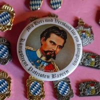 Von König Ludwig II. gibt es Anstecker, Bierkrüge und  T-Shirts. (Archivbild)  (Foto: Stefan Puchner/dpa)