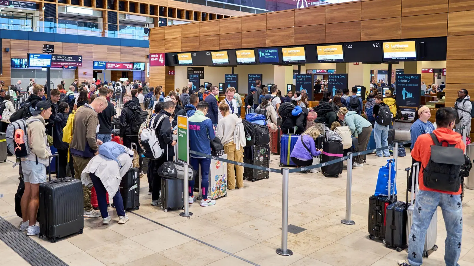 Der Berliner Flughafen wartet weiter auf die Wiederherstellung der Computertechnik zur Passagierabfertigung. (Foto: Michael Ukas/dpa)