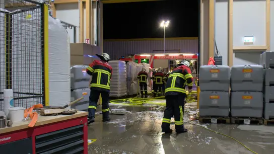 Bei einem Brand in einer Firma in Schnelldorf kam Löschschaum zum Einsatz. (Foto: Tizian Gerbing)