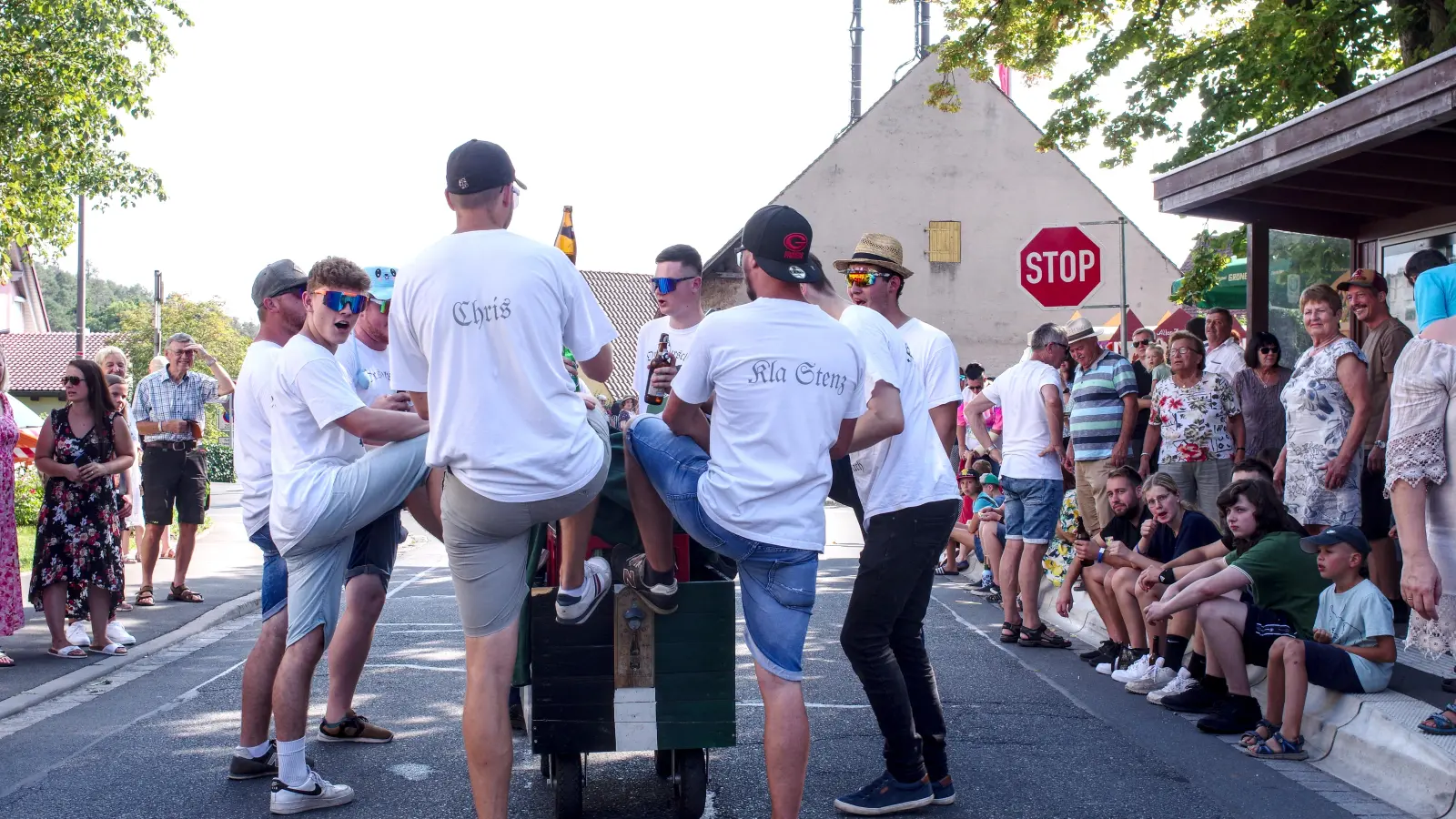 „Prost am Hänger“ nennen die Jungs ihr traditionelles Zuprosten über dem Bollerwagen. (Foto: Tizian Gerbing)